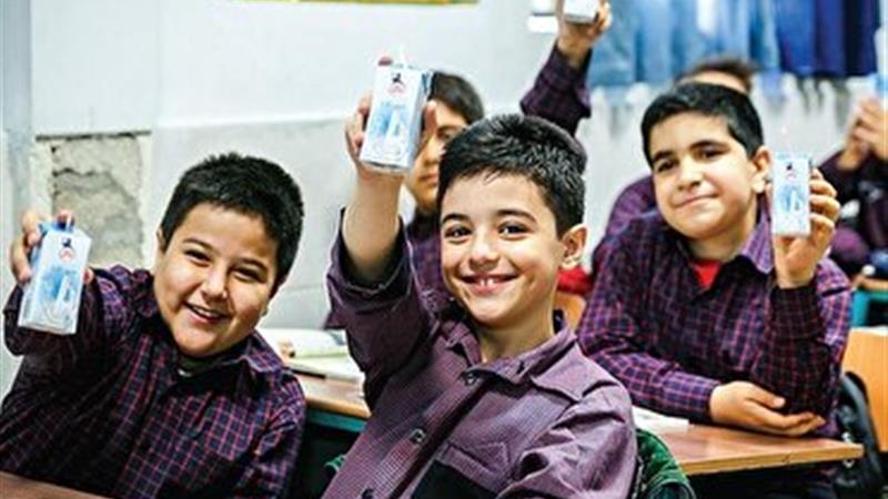 توزیع شیر رایگان در مدارس مناطق کمتر برخوردار استان یزد
