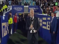 داور شوکر اسطوره فوتبال کرواسی جام جهانی جوانان را برای مراسم اهدای جام به تیم مراکش به زمین آورد