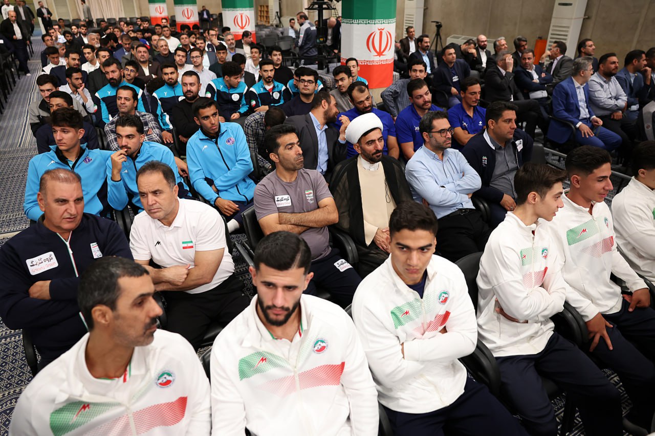 عکس/ دیدار مدال‌آوران ورزشی و المپیادهای علمی جهانی با رهبر معظم انقلاب 