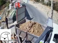 لحظه سقوط وحشتناک کامیون هنگام تخلیه شن در تهران