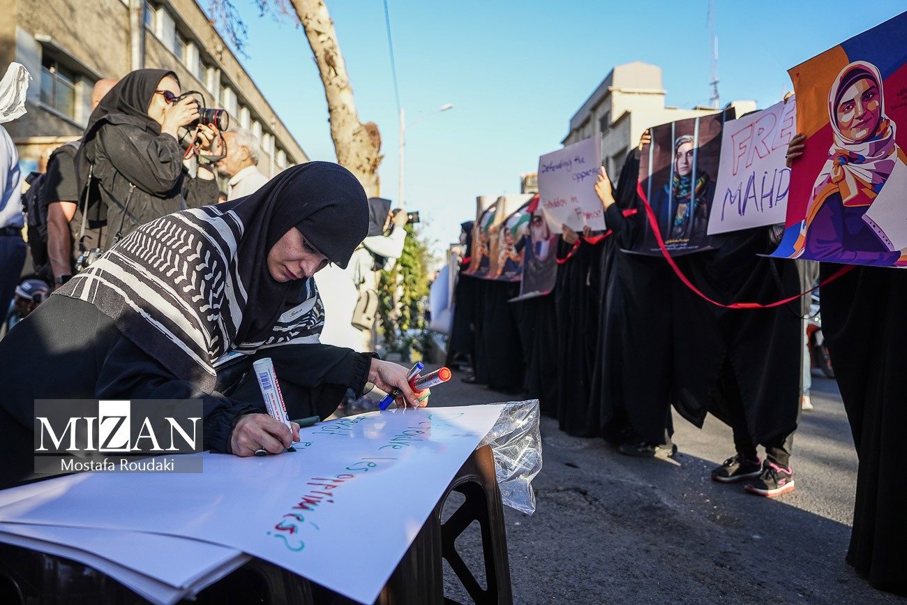 تجمع اعتراضی دانشجویان مقابل سفارت فرانسه
