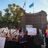 تجمع اعتراضی دانشجویان مقابل سفارت فرانسه