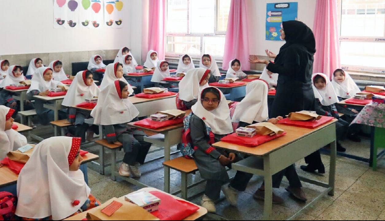 کاهش ساعات تدریس معلمان مدارس غیردولتی به ۳۰ ساعت