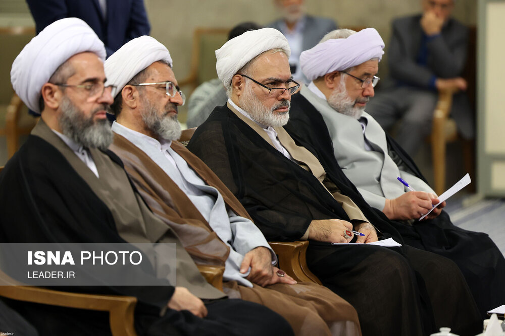 عکس/ دیدار دست‌اندرکاران کنگره بین‌المللی علامه میرزای نائینی با رهبر انقلاب