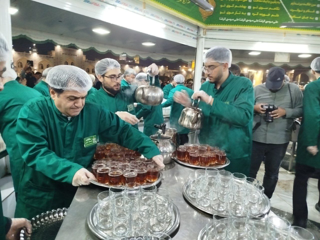 عکس/ حضور عراقچی در چایخانه صحن مطهر حرم رضوی