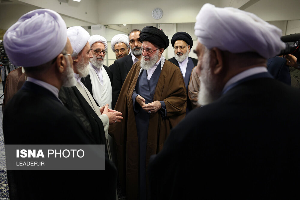 عکس/ دیدار دست‌اندرکاران کنگره بین‌المللی علامه میرزای نائینی با رهبر انقلاب