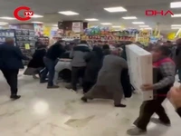 ازدحام عجیب جمعیت در فروشگاهی در قونیه ترکیه