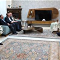 دیدار استاندار ایلام و معاون وزیر فرهنگ و ارشاد اسلامی با خانواده هنرمندان فقید استان