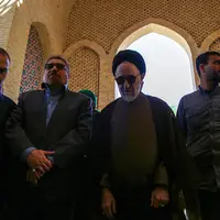 رئیس دولت اصلاحات بر مزار پدرش، آیت‌الله سید روح الله خاتمی حاضر شد