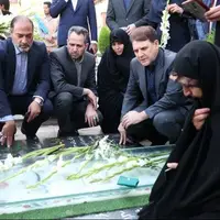 ادای احترام معاون سیاسی وزیر کشور به مقام شهید حاج قاسم سلیمانی