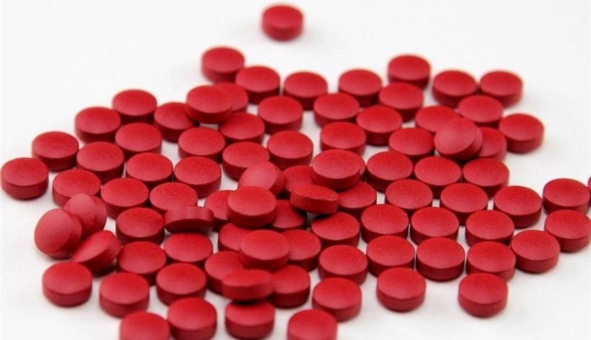 توزیع قرص آهن بین دانش آموزان دختر مقاطع متوسطه اول و دوم