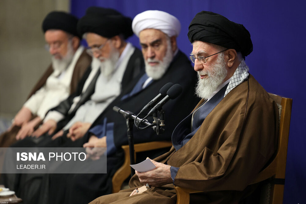 عکس/ دیدار دست‌اندرکاران کنگره بین‌المللی علامه میرزای نائینی با رهبر انقلاب
