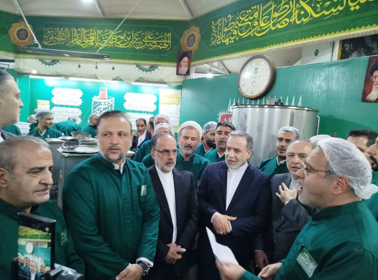 عکس/ حضور عراقچی در چایخانه صحن مطهر حرم رضوی