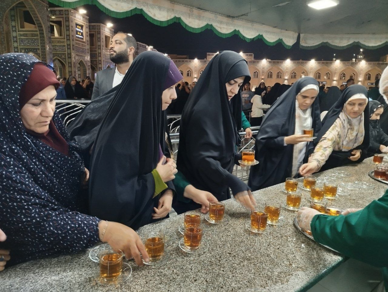 عکس/ حضور عراقچی در چایخانه صحن مطهر حرم رضوی