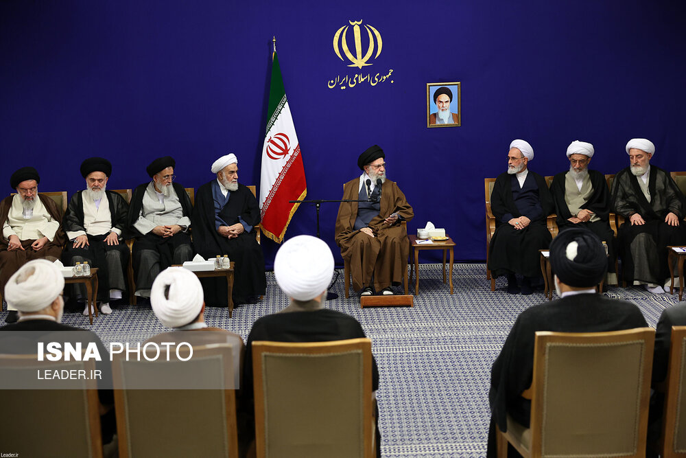 عکس/ دیدار دست‌اندرکاران کنگره بین‌المللی علامه میرزای نائینی با رهبر انقلاب