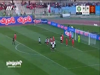 ضربه سر بازیکن ذوب آهن خطرناک از کنار دروازه به بیرون رفت