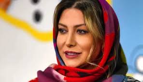 وقتی خانم بازیگر وسط خاطره‌گویی، ناخواسته ماشین لاکچری‌شو لو داد!