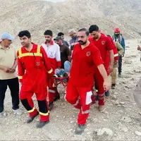 نجات مردی که برای جمعآوری عسل در حومه خنج از کوه سقوط کرده بود