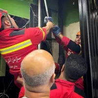 رهاسازی پای شهروند گرفتار در بالابر کافه توسط آتشنشانان بندرعباس