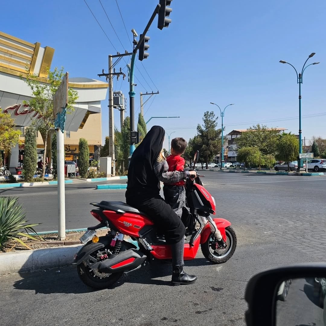 تصویری پربازدید از یک خانم موتورسوار