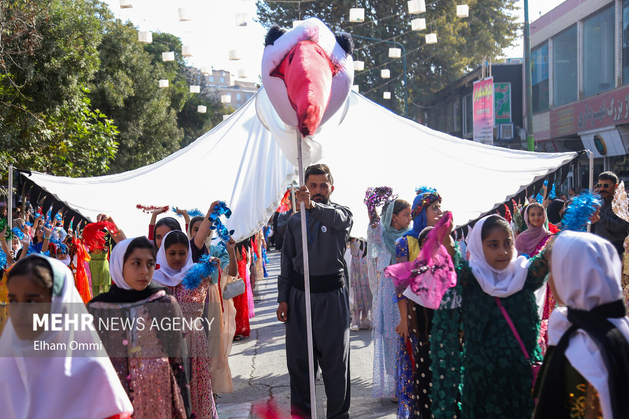 کارناوال افتتاحیه جشنواره بینالمللی تئاتر خیابانی مریوان