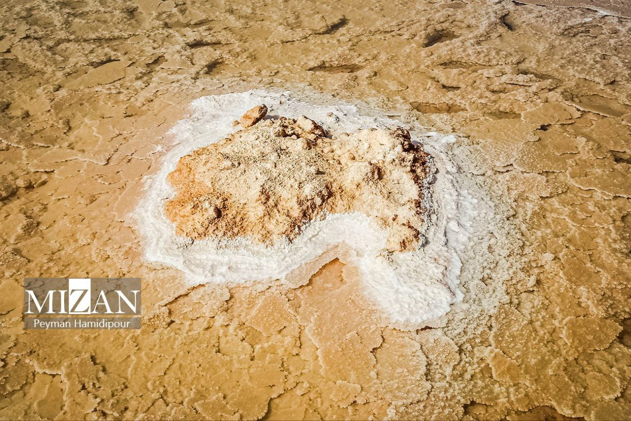 برداشت سنتی نمک از رودخانه «کال‌شور» در استان خراسان شمالی