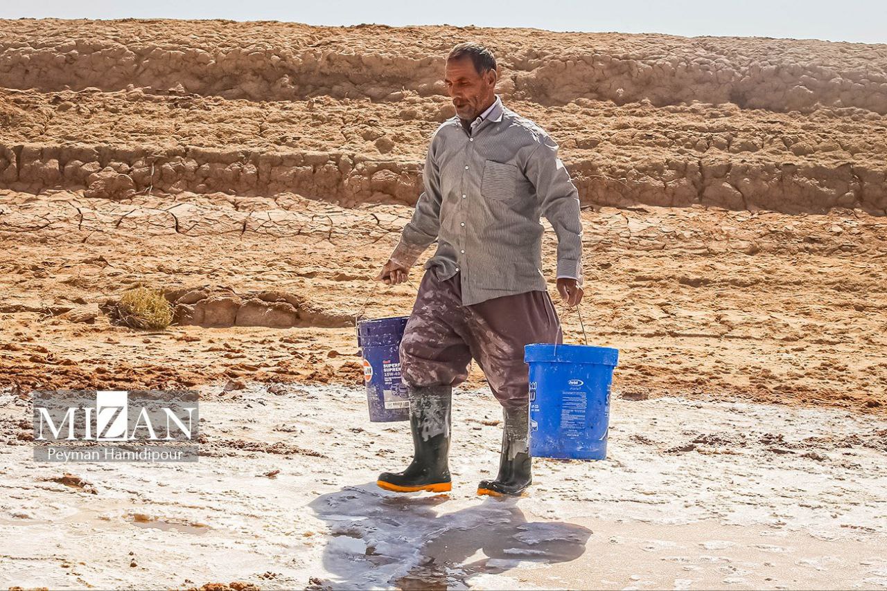 برداشت سنتی نمک از رودخانه «کال‌شور» در استان خراسان شمالی