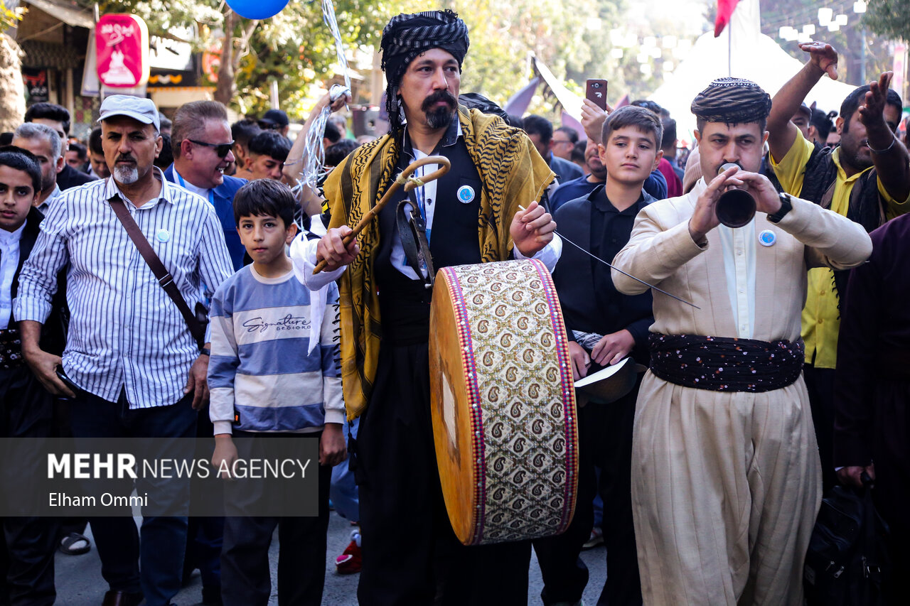 کارناوال افتتاحیه جشنواره بینالمللی تئاتر خیابانی مریوان