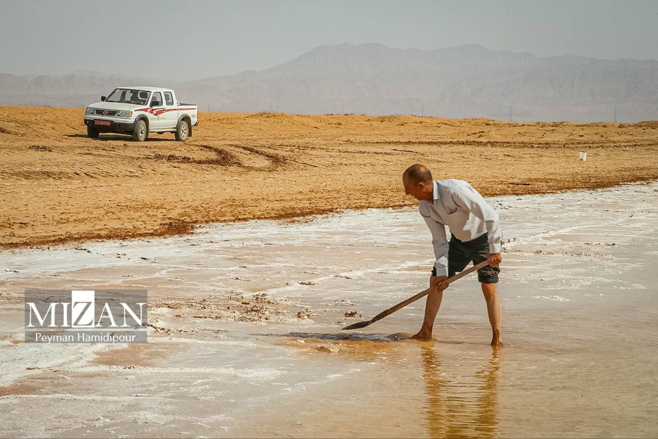 برداشت سنتی نمک از رودخانه «کال‌شور» در استان خراسان شمالی