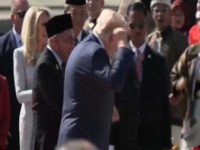 رقص ترامپ هنگام ورود به مالزی