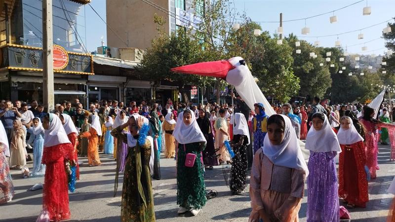 آغاز هجدهمین جشنواره بینالمللی تئاتر خیابانی مریوان با هنرنمایی کودکان مریوانی