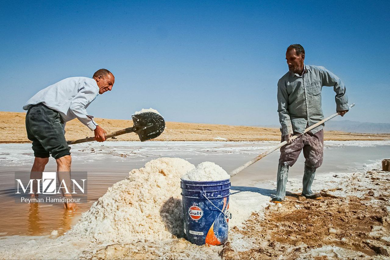 برداشت سنتی نمک از رودخانه «کال‌شور» در استان خراسان شمالی