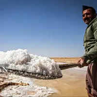 برداشت سنتی نمک از رودخانه «کال‌شور» در استان خراسان شمالی