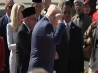 رقص ترامپ هنگام ورود به مالزی