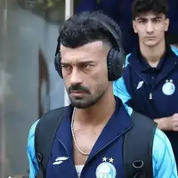 رامین با هدفون و موزیک لایت گرم کرد