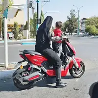 بنشینم و صبر پیش گیرم؛ درباره عکسی از موتور سوار زن و بچهاش