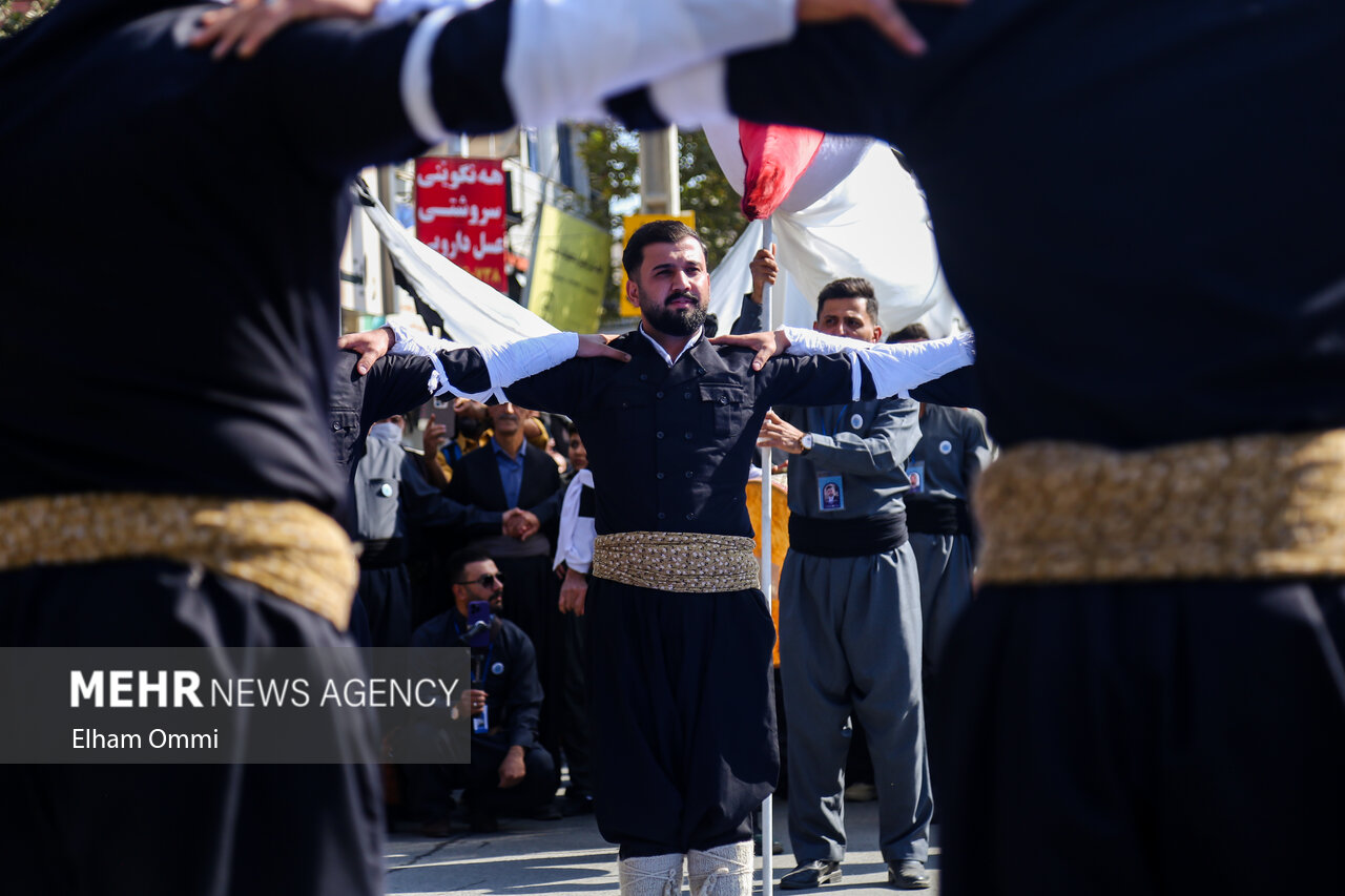 کارناوال افتتاحیه جشنواره بینالمللی تئاتر خیابانی مریوان