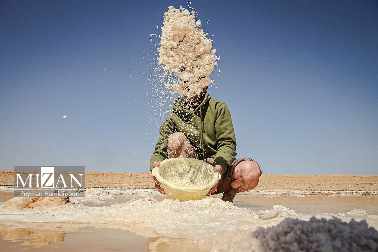 برداشت سنتی نمک از رودخانه «کال‌شور» در استان خراسان شمالی