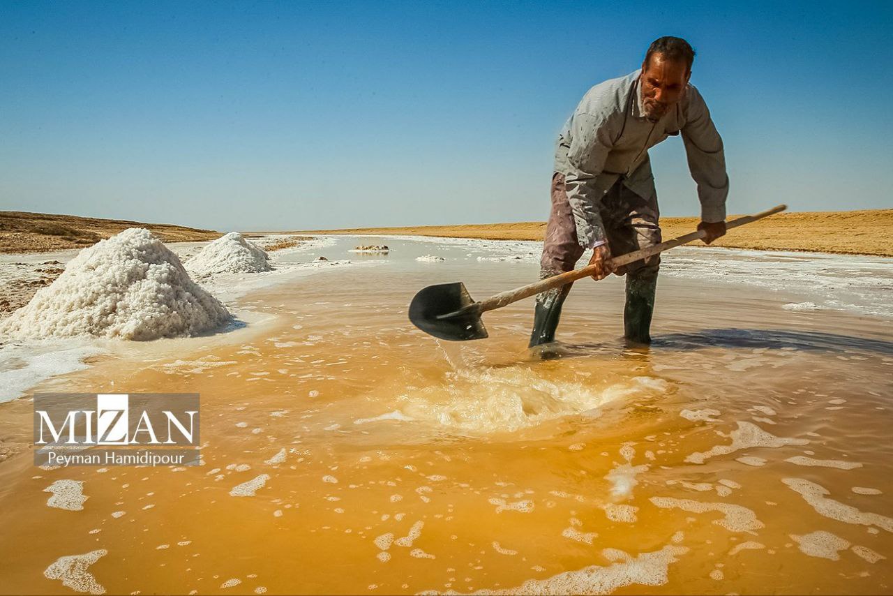 برداشت سنتی نمک از رودخانه «کال‌شور» در استان خراسان شمالی