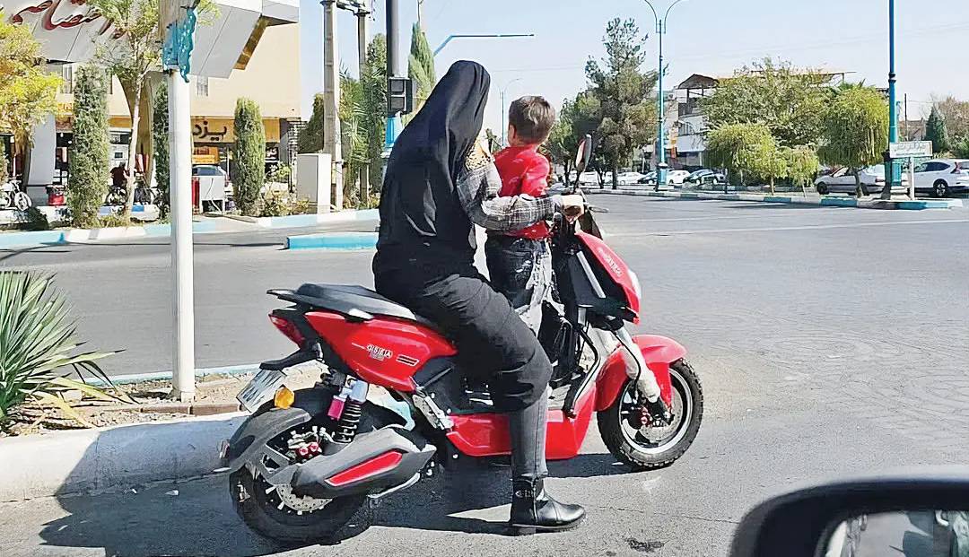 بنشینم و صبر پیش گیرم؛ درباره عکسی از موتور سوار زن و بچهاش