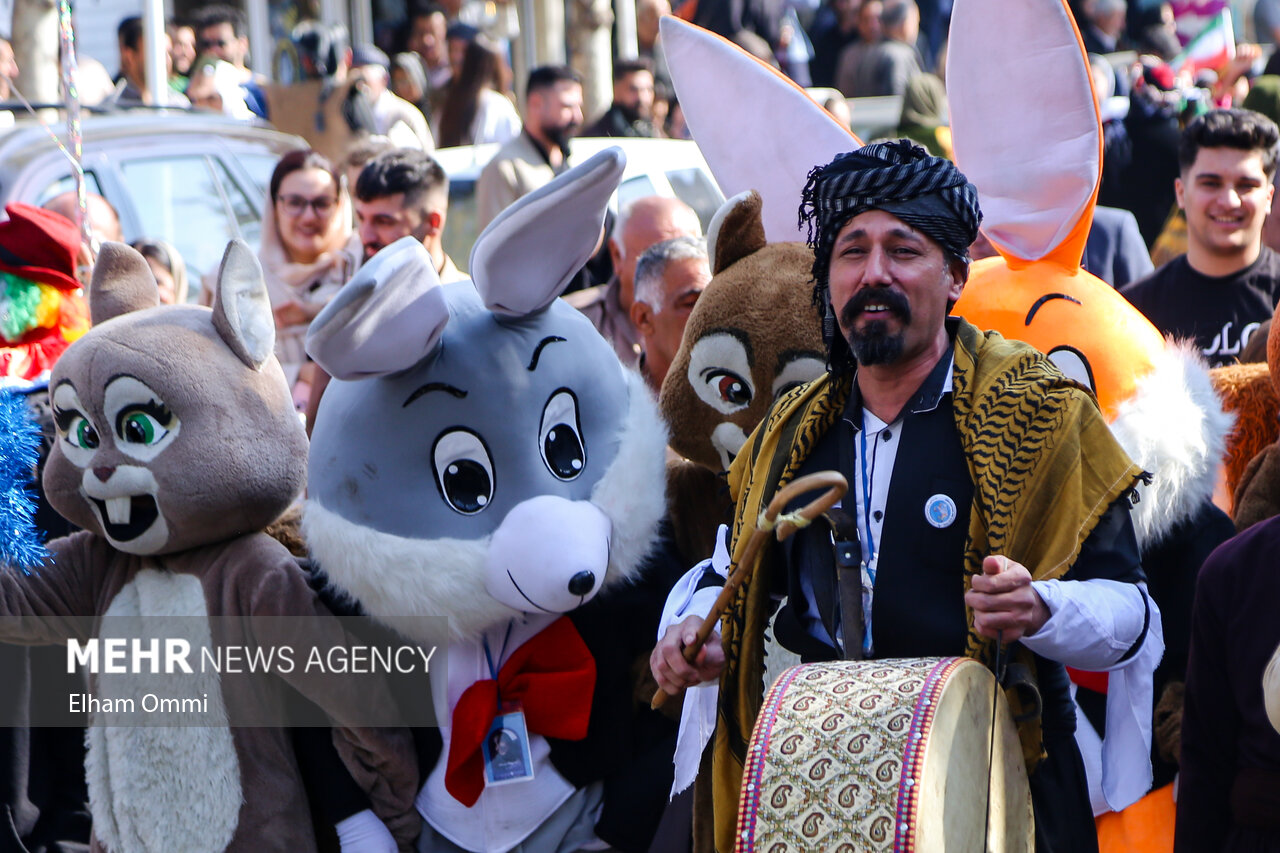 کارناوال افتتاحیه جشنواره بینالمللی تئاتر خیابانی مریوان