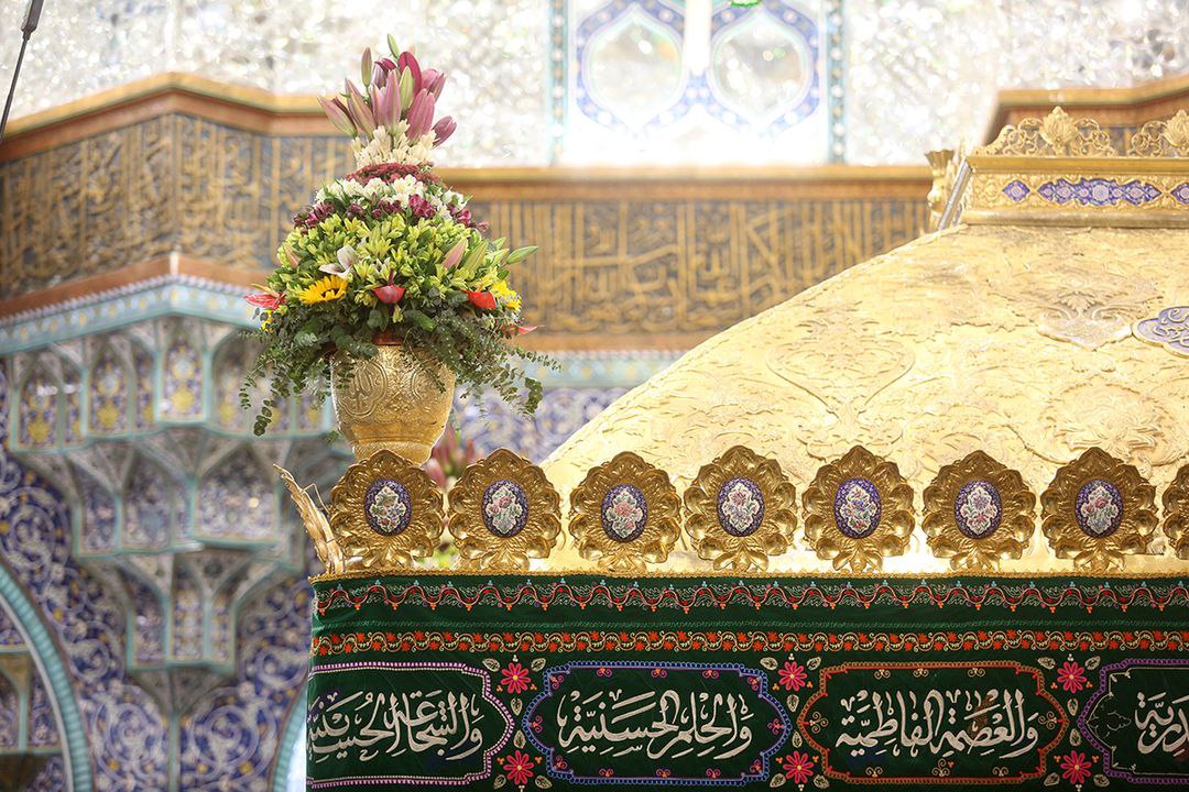 گل آرایی ضریح مطهر بانوی کرامت در روز میلاد حضرت زینب (س)