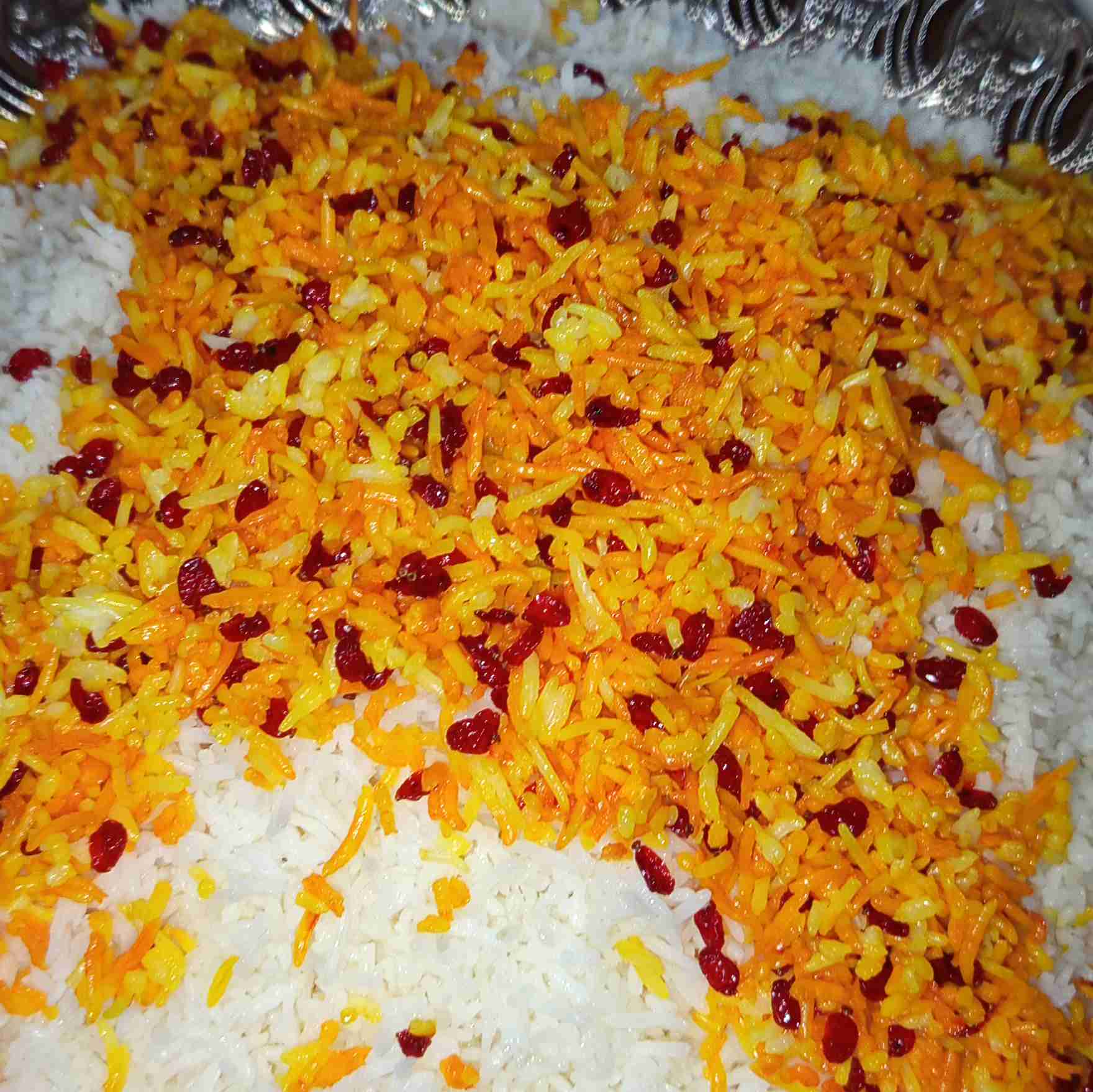 توی این شرایط اقتصادی، همه‌مون داریم تلاش می‌کنیم. هیچ‌کس چیزی رو مجانی به من نداده، هر چی هست حاصل زحمت و عشق خودم و همسرمه
من آدم انرژی منفی دادن نیستم، همین‌طور هم با انرژی منفی حال‌م بد می‌شه. اگه قراره یه پست ساده از یه لحظه خوب، تبدیل بشه به محل قضاوت و ایراد گرفتن، ترجیح می‌دم پاکش کنم تا آرامش‌م حفظ بشه.
اگه نمی‌تونی حال خوب رو ببینی، حداقل خرابش نکن. اینجا قراره حال خوب پخش بشه، نه سنگینی حرف‌های بی‌دلیل. 
🍕 یه لحظه حال خوب، یه عکس ساده از یه غذایی که با عشق برای خانواده‌م درست کردم. ن
