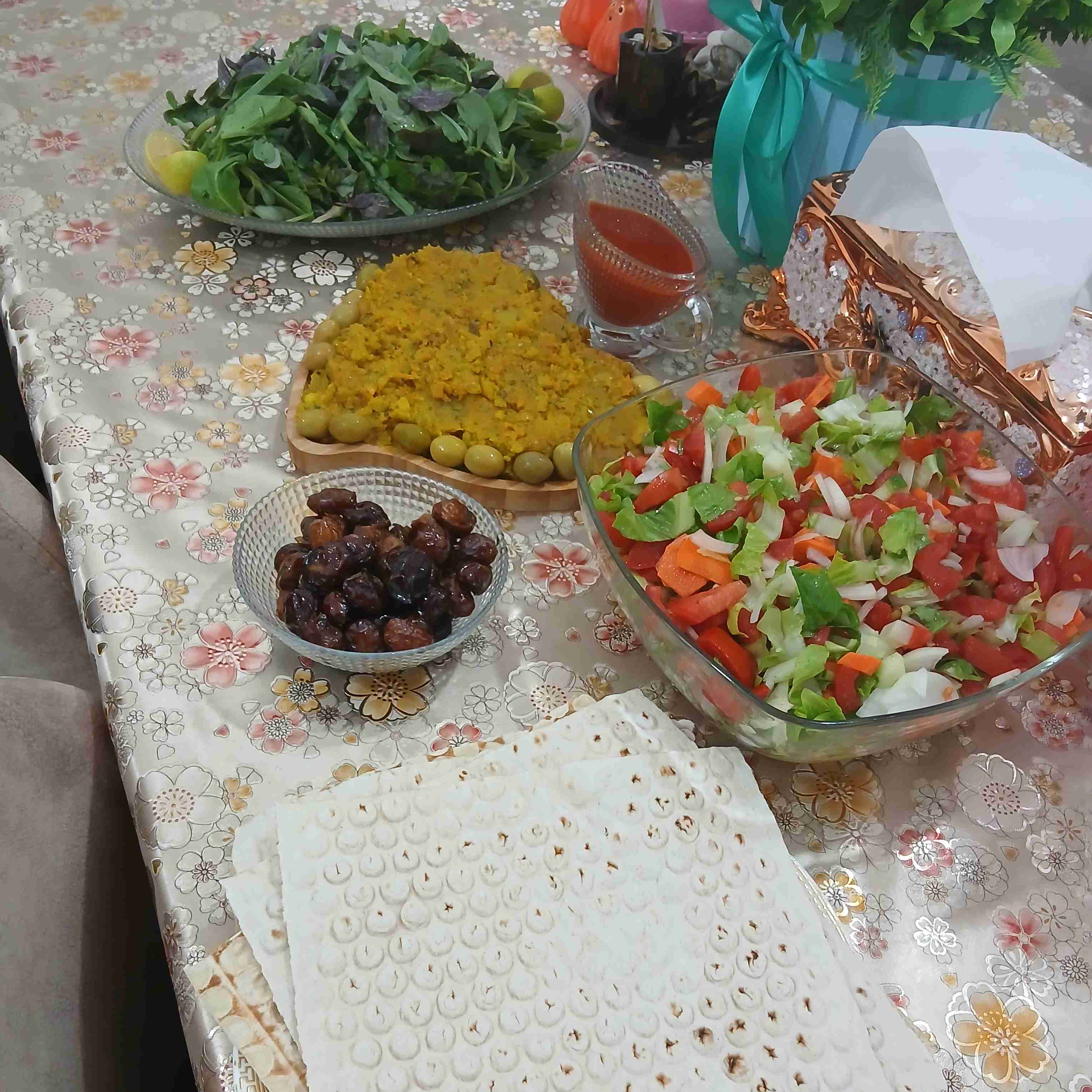خوشمزه شام امشبمون سیب زمینی دوپیازه ومخلفات ،نوش نگاهتان 😋😋🌹🌺خدایادرانتهای شب،قلبهای مهربان دوستانم رابتومیسپارم ،باشدکه بایادتوبه آرامش رسیده وفارغ ازدردهاورنجها،طلوع صبحی زیبارابه نظاره بنشینند،شبتون پرازرحمت خدا💫💫💫🌹🌹🌹🌺🌺🌺🍀🍀🍀🍁🍁🍁دست‌پخت کدبانوی گل ومهربون خونم 🥰😘🤍🫶😍💞😍💕🤍🫶🥰