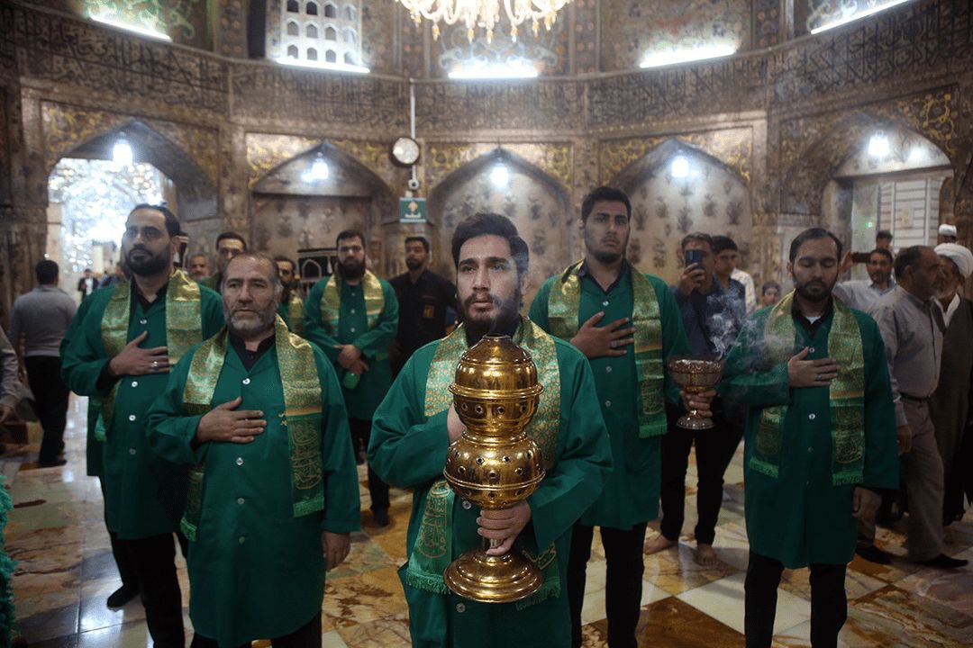 گل آرایی ضریح مطهر بانوی کرامت در روز میلاد حضرت زینب (س)
