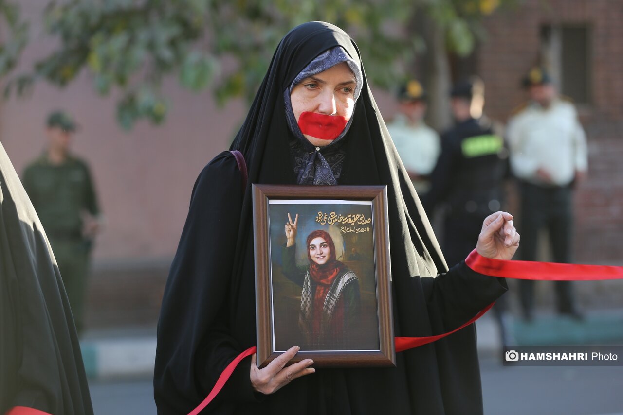 تجمع دانشجویان مقابل سفارت فرانسه