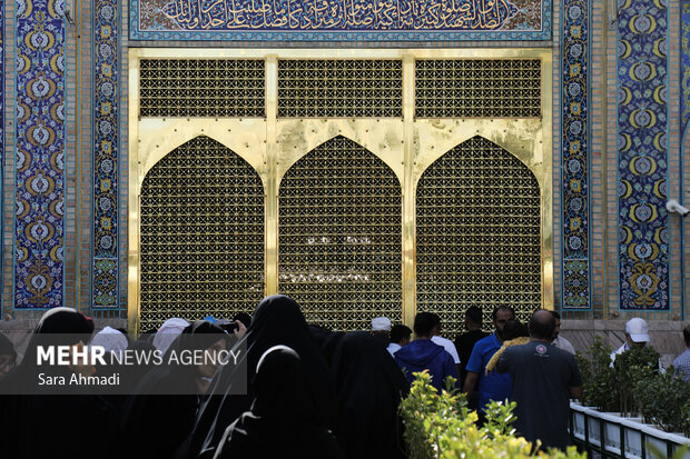 حرم مطهر رضوی در روز ولادت حضرت زینب (س)