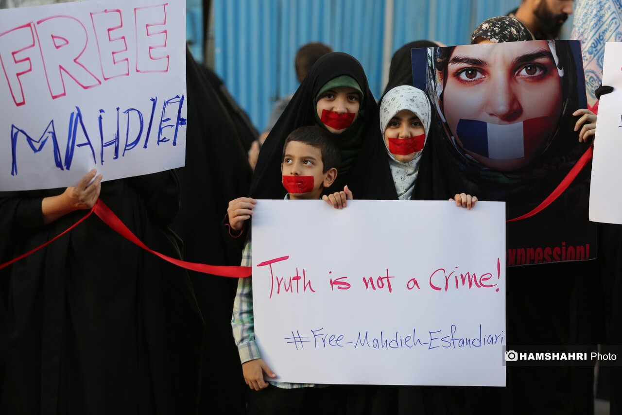 تجمع دانشجویان مقابل سفارت فرانسه
