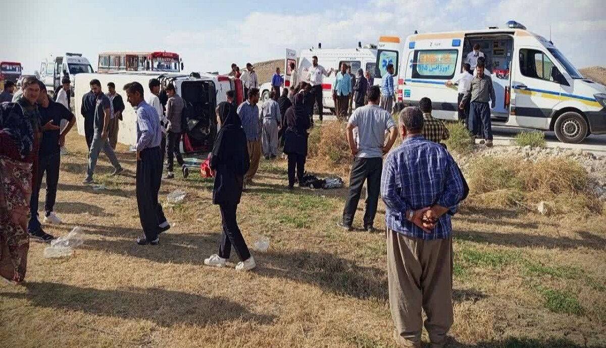 واژگونی مینیبوس حامل دانشآموزان در نقده ۱۳ مصدوم بر جا گذاشت