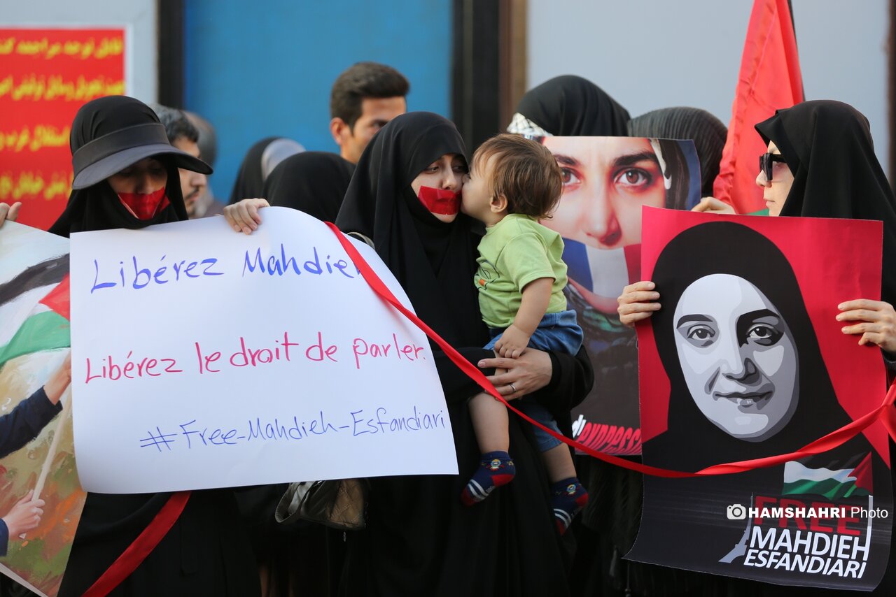 تجمع دانشجویان مقابل سفارت فرانسه